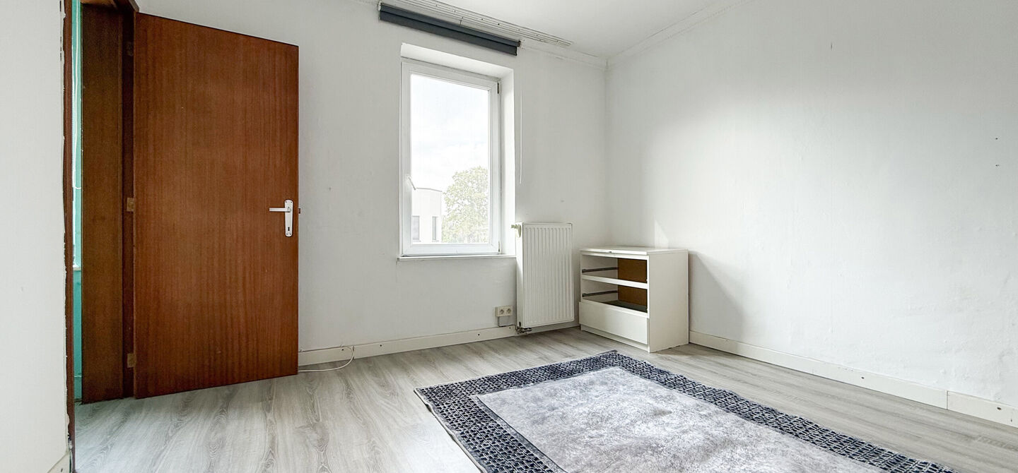 Bij ImmoFusion 7/7 &ldquo;open huis&rdquo;: klik op onze 3D-TOUR.
Ervaar vastgoed alsof je er zelf doorloopt!

Ontdek deze charmante halfopen woning aan de Tennisstraat 17 in Beringen, waar comfort, karakter en recente renovaties samenkomen. Dankzij de grondige v