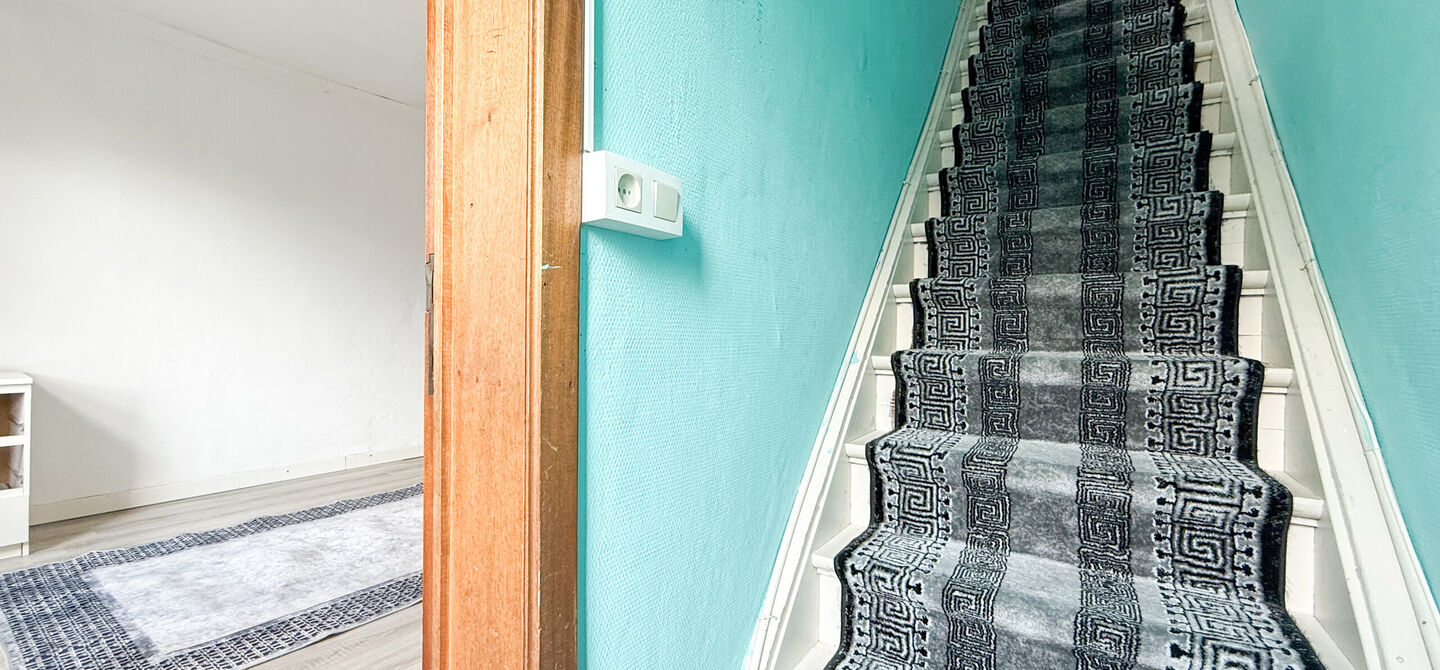 Bij ImmoFusion 7/7 &ldquo;open huis&rdquo;: klik op onze 3D-TOUR.
Ervaar vastgoed alsof je er zelf doorloopt!

Ontdek deze charmante halfopen woning aan de Tennisstraat 17 in Beringen, waar comfort, karakter en recente renovaties samenkomen. Dankzij de grondige v