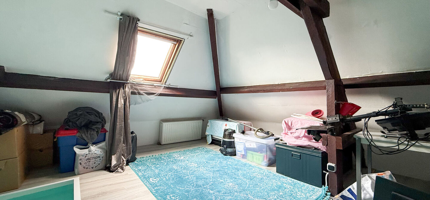 Bij ImmoFusion 7/7 &ldquo;open huis&rdquo;: klik op onze 3D-TOUR.
Ervaar vastgoed alsof je er zelf doorloopt!

Ontdek deze charmante halfopen woning aan de Tennisstraat 17 in Beringen, waar comfort, karakter en recente renovaties samenkomen. Dankzij de grondige v