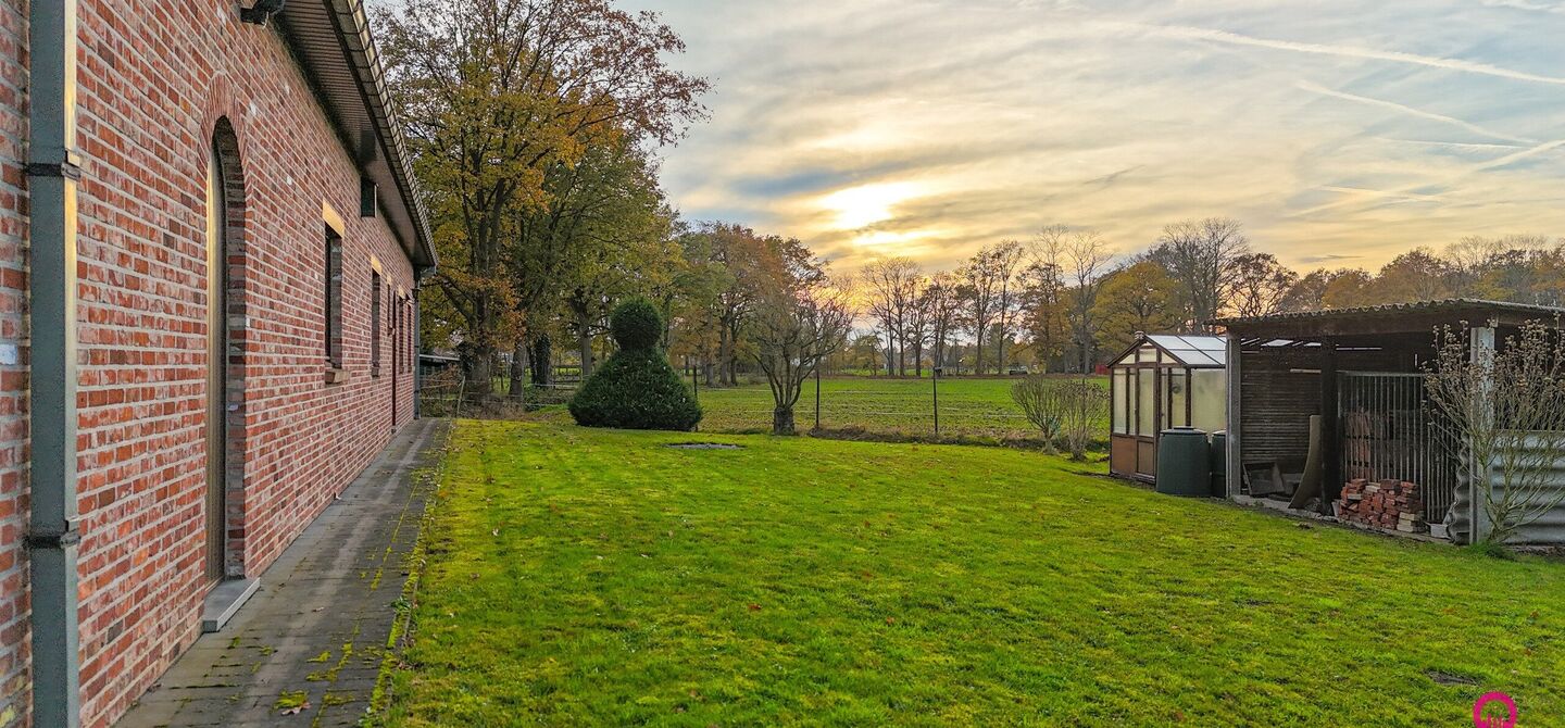 Bij ImmoFusion 7/7 &ldquo;open huis&rdquo;: klik op onze 3D-TOUR.
Ervaar vastgoed alsof je er zelf doorloopt!

Ontdek deze uitzonderlijk gelegen vrijstaande woning in de rustige, bosrijke omgeving van Paal. Wie houdt van natuur, privacy en een fenomenale perceelo