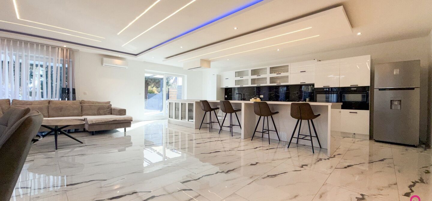 Bij ImmoFusion 7/7 &ldquo;open huis&rdquo;: klik op onze 3D-TOUR.
Ervaar vastgoed alsof je er zelf doorloopt!

Ontdek deze indrukwekkende open bebouwing in de Tervantstraat 198 te Paal, een woning die in 2025 een volledige transformatie kreeg en vandaag bijna als