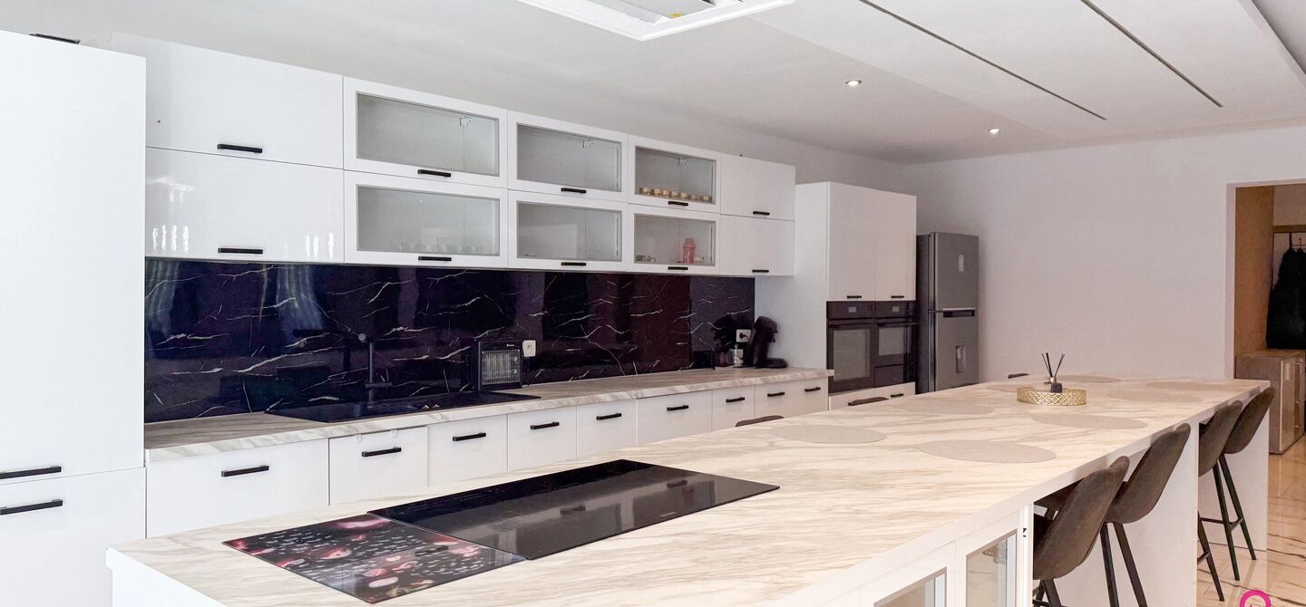 Bij ImmoFusion 7/7 &ldquo;open huis&rdquo;: klik op onze 3D-TOUR.
Ervaar vastgoed alsof je er zelf doorloopt!

Ontdek deze indrukwekkende open bebouwing in de Tervantstraat 198 te Paal, een woning die in 2025 een volledige transformatie kreeg en vandaag bijna als