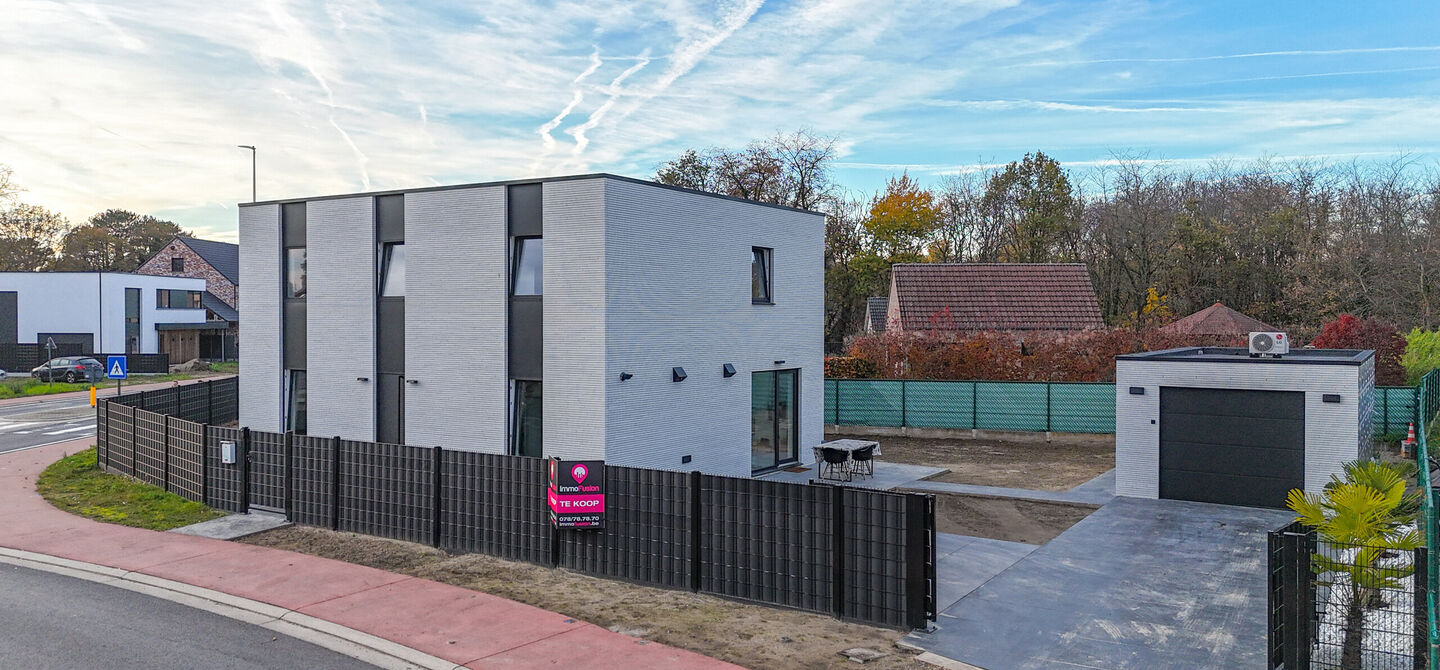 Bij ImmoFusion 7/7 &ldquo;open huis&rdquo;: klik op onze 3D-TOUR.
Ervaar vastgoed alsof je er zelf doorloopt!

Stap binnen in deze uitzonderlijk moderne nieuwbouwwoning (2024), ideaal gelegen als open bebouwing op een ruim hoekperceel van 528 m&sup2; in Koersel. Deze