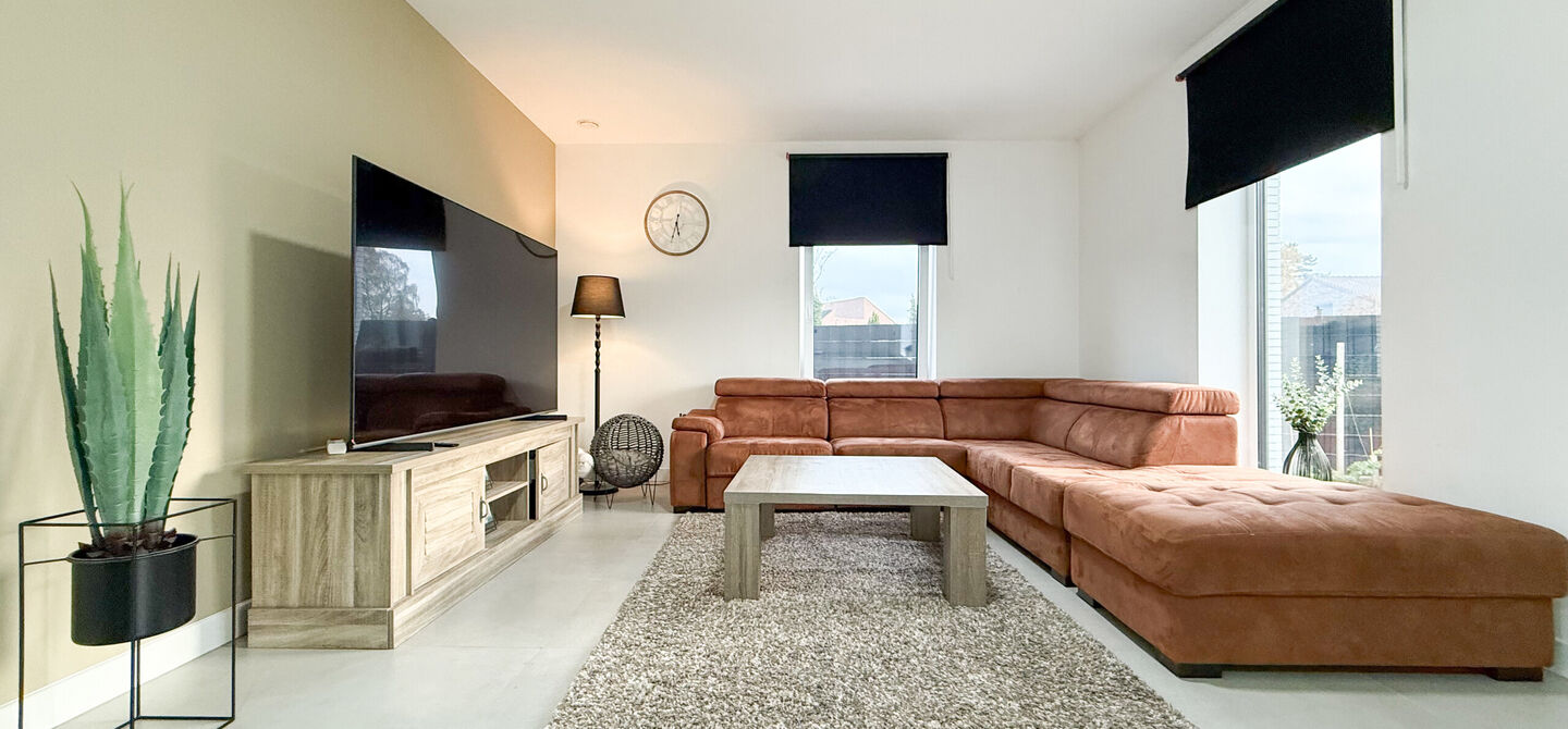 Bij ImmoFusion 7/7 &ldquo;open huis&rdquo;: klik op onze 3D-TOUR.
Ervaar vastgoed alsof je er zelf doorloopt!

Stap binnen in deze uitzonderlijk moderne nieuwbouwwoning (2024), ideaal gelegen als open bebouwing op een ruim hoekperceel van 528 m&sup2; in Koersel. Deze