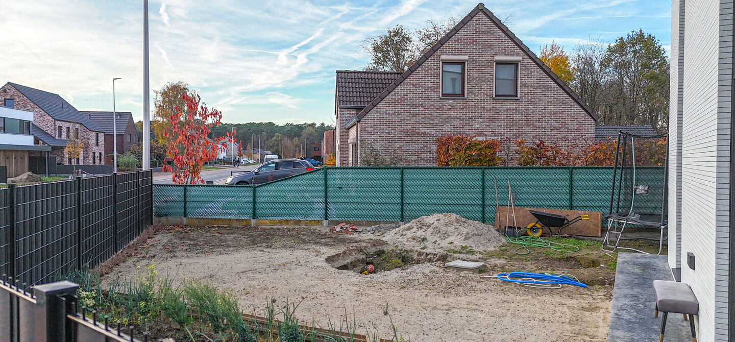 Bij ImmoFusion 7/7 &ldquo;open huis&rdquo;: klik op onze 3D-TOUR.
Ervaar vastgoed alsof je er zelf doorloopt!

Stap binnen in deze uitzonderlijk moderne nieuwbouwwoning (2024), ideaal gelegen als open bebouwing op een ruim hoekperceel van 528 m&sup2; in Koersel. Deze