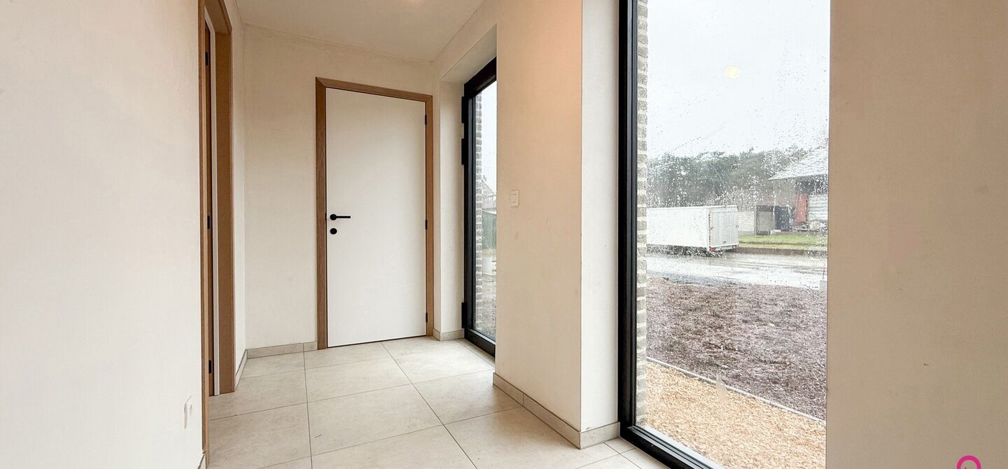 Bij ImmoFusion 7/7 &ldquo;open huis&rdquo; : klik op onze 3D-TOUR.
Ervaar vastgoed alsof je er zelf doorloopt!



Welkom in deze prachtige energiezuinige nieuwbouwwoning gelegen te Moestuinstraat 13A, 3582 Koersel (Heusden-Zolder). Deze moderne woning combineert 