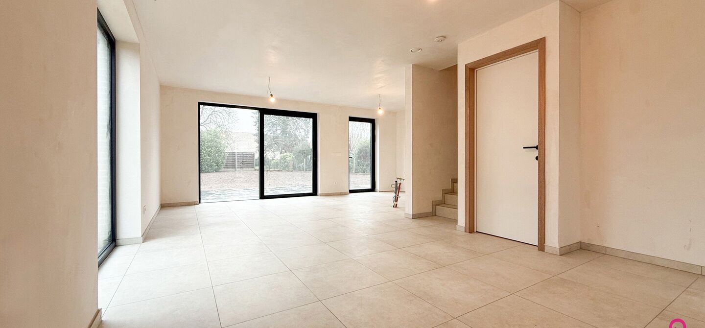 Bij ImmoFusion 7/7 &ldquo;open huis&rdquo; : klik op onze 3D-TOUR.
Ervaar vastgoed alsof je er zelf doorloopt!



Welkom in deze prachtige energiezuinige nieuwbouwwoning gelegen te Moestuinstraat 13A, 3582 Koersel (Heusden-Zolder). Deze moderne woning combineert 