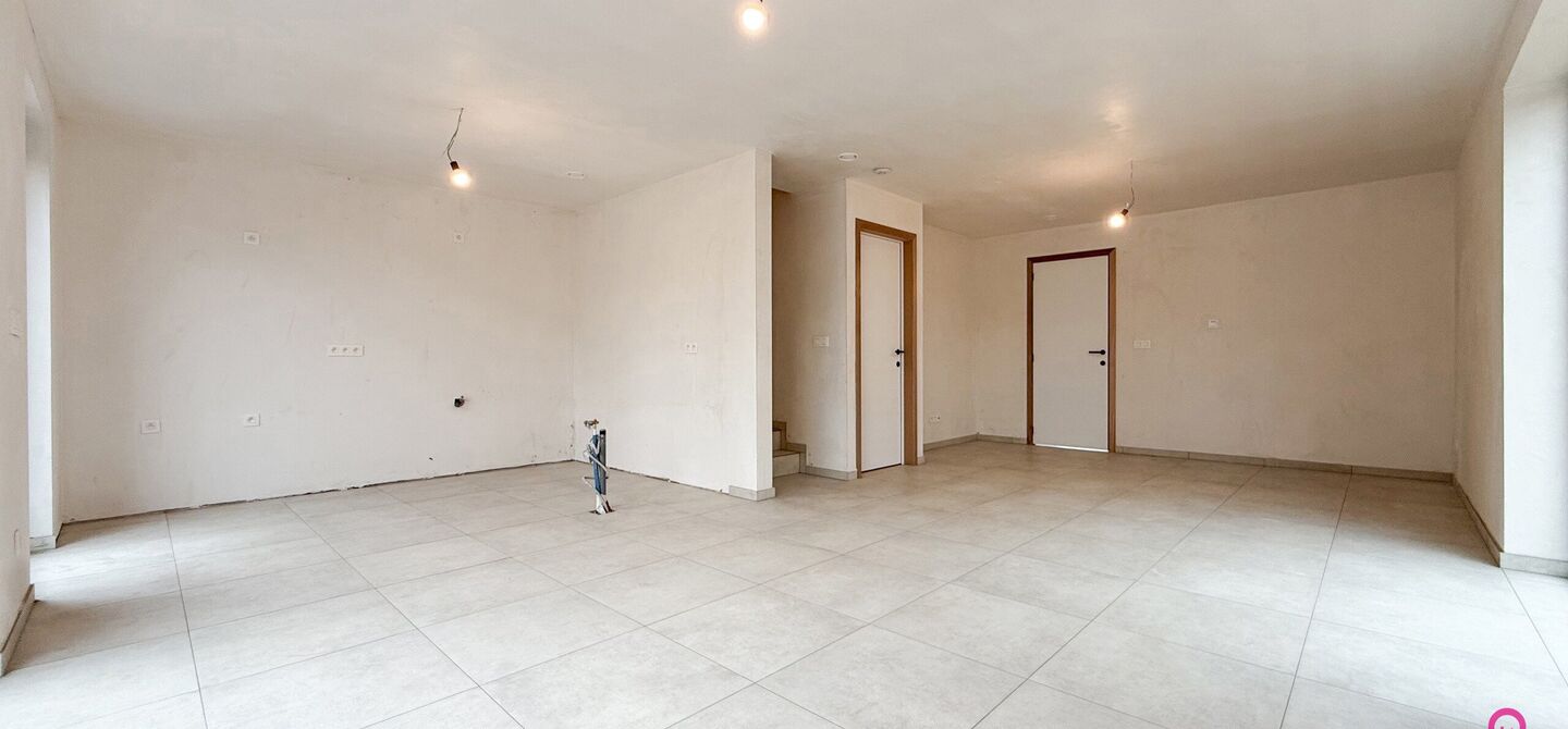 Bij ImmoFusion 7/7 &ldquo;open huis&rdquo; : klik op onze 3D-TOUR.
Ervaar vastgoed alsof je er zelf doorloopt!



Welkom in deze prachtige energiezuinige nieuwbouwwoning gelegen te Moestuinstraat 13A, 3582 Koersel (Heusden-Zolder). Deze moderne woning combineert 