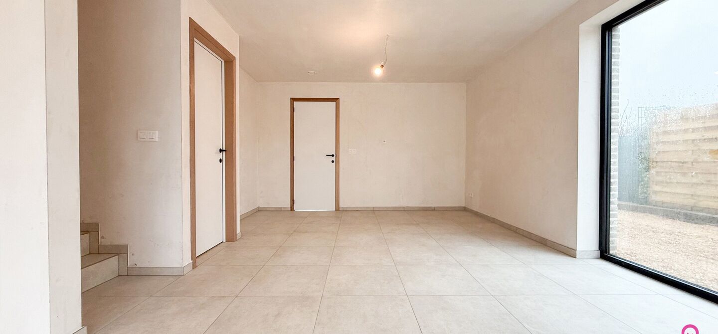 Bij ImmoFusion 7/7 &ldquo;open huis&rdquo; : klik op onze 3D-TOUR.
Ervaar vastgoed alsof je er zelf doorloopt!



Welkom in deze prachtige energiezuinige nieuwbouwwoning gelegen te Moestuinstraat 13A, 3582 Koersel (Heusden-Zolder). Deze moderne woning combineert 