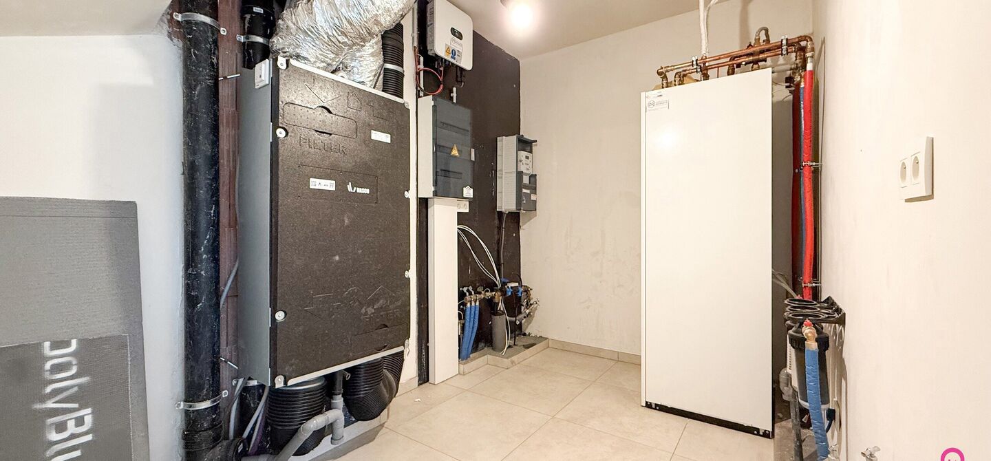 Bij ImmoFusion 7/7 &ldquo;open huis&rdquo; : klik op onze 3D-TOUR.
Ervaar vastgoed alsof je er zelf doorloopt!



Welkom in deze prachtige energiezuinige nieuwbouwwoning gelegen te Moestuinstraat 13A, 3582 Koersel (Heusden-Zolder). Deze moderne woning combineert 