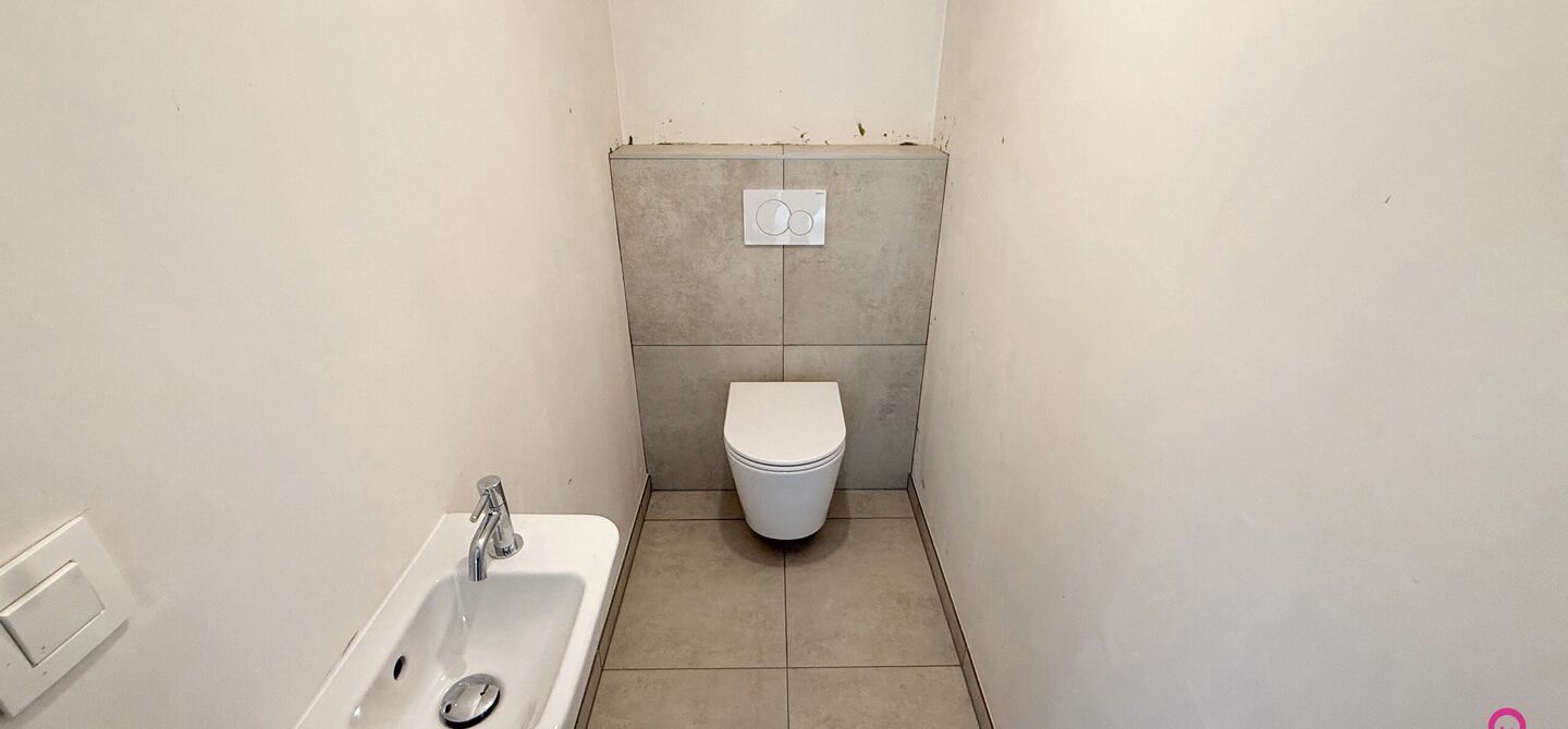 Bij ImmoFusion 7/7 &ldquo;open huis&rdquo; : klik op onze 3D-TOUR.
Ervaar vastgoed alsof je er zelf doorloopt!



Welkom in deze prachtige energiezuinige nieuwbouwwoning gelegen te Moestuinstraat 13A, 3582 Koersel (Heusden-Zolder). Deze moderne woning combineert 