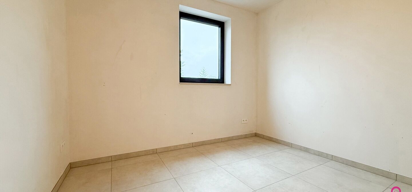 Bij ImmoFusion 7/7 &ldquo;open huis&rdquo; : klik op onze 3D-TOUR.
Ervaar vastgoed alsof je er zelf doorloopt!



Welkom in deze prachtige energiezuinige nieuwbouwwoning gelegen te Moestuinstraat 13A, 3582 Koersel (Heusden-Zolder). Deze moderne woning combineert 