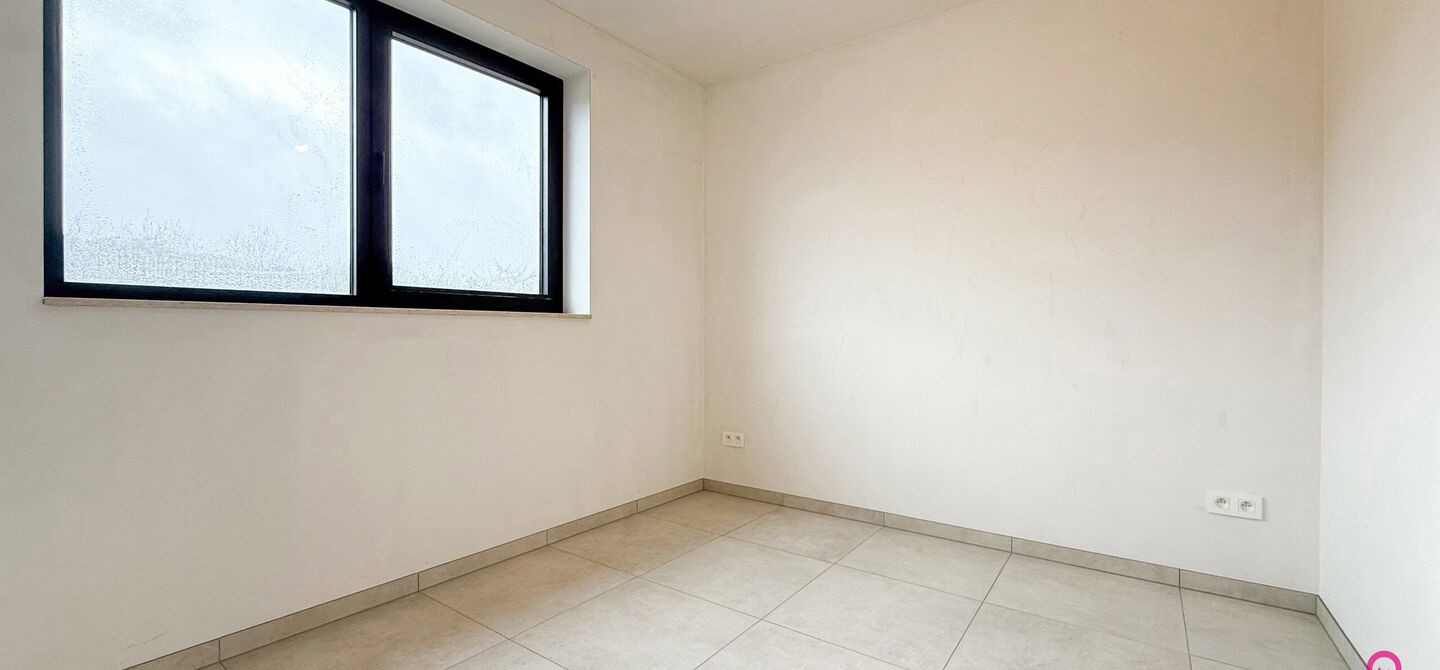 Bij ImmoFusion 7/7 &ldquo;open huis&rdquo; : klik op onze 3D-TOUR.
Ervaar vastgoed alsof je er zelf doorloopt!



Welkom in deze prachtige energiezuinige nieuwbouwwoning gelegen te Moestuinstraat 13A, 3582 Koersel (Heusden-Zolder). Deze moderne woning combineert 