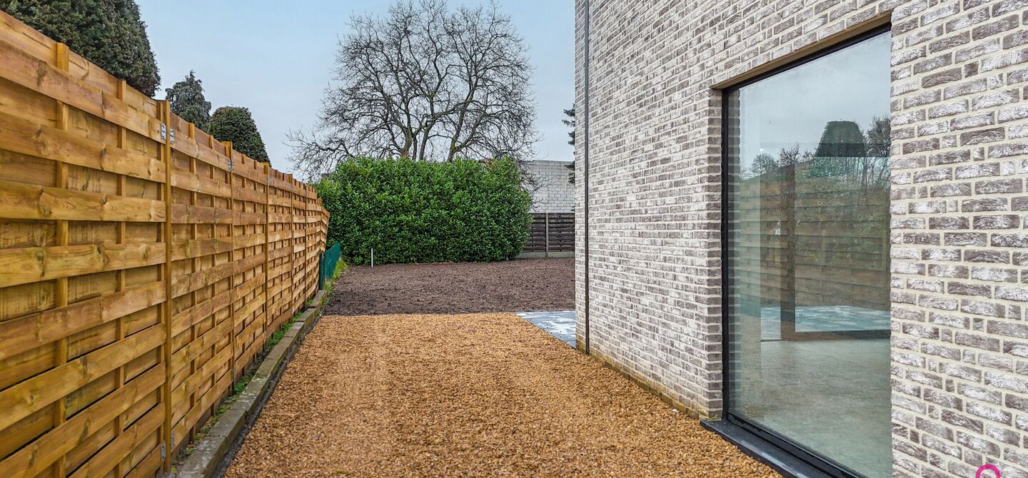 Bij ImmoFusion 7/7 &ldquo;open huis&rdquo; : klik op onze 3D-TOUR.
Ervaar vastgoed alsof je er zelf doorloopt!



Welkom in deze prachtige energiezuinige nieuwbouwwoning gelegen te Moestuinstraat 13A, 3582 Koersel (Heusden-Zolder). Deze moderne woning combineert 