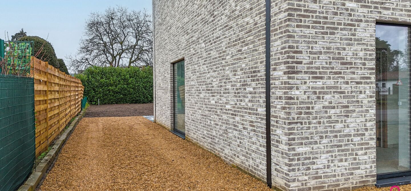 Bij ImmoFusion 7/7 &ldquo;open huis&rdquo; : klik op onze 3D-TOUR.
Ervaar vastgoed alsof je er zelf doorloopt!



Welkom in deze prachtige energiezuinige nieuwbouwwoning gelegen te Moestuinstraat 13A, 3582 Koersel (Heusden-Zolder). Deze moderne woning combineert 