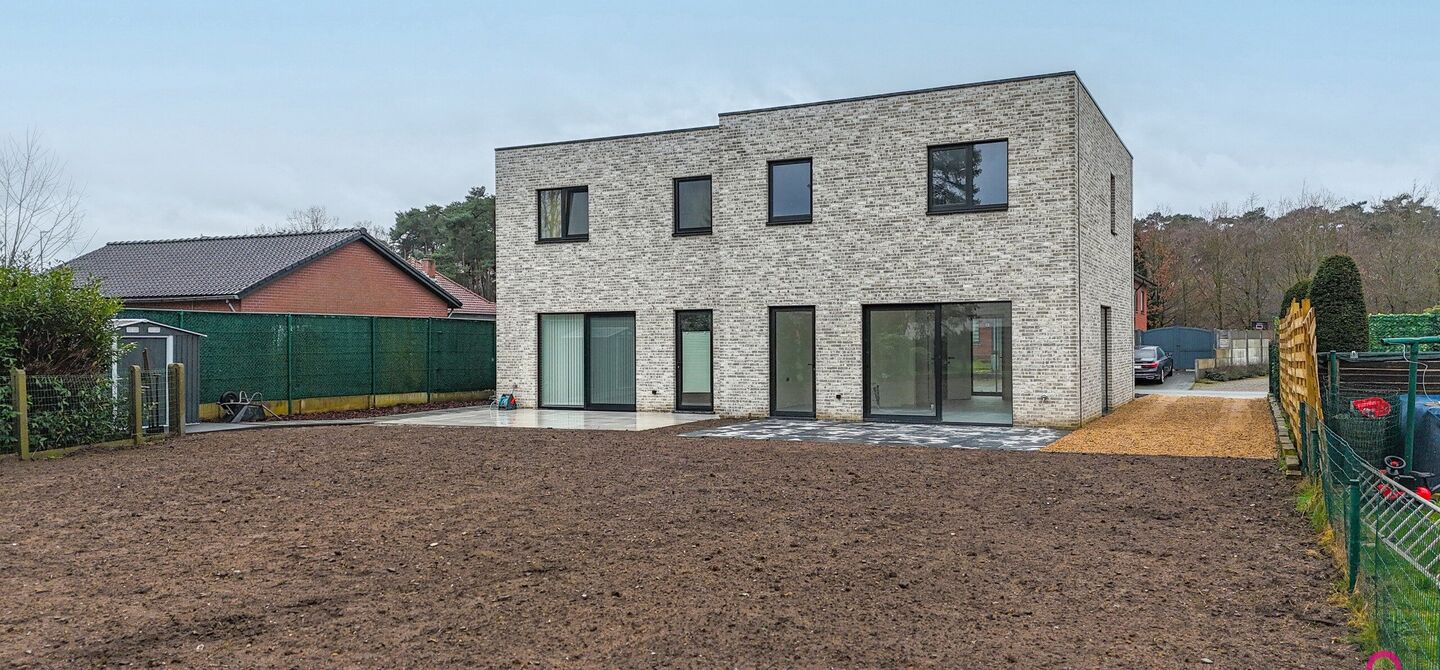 Bij ImmoFusion 7/7 &ldquo;open huis&rdquo; : klik op onze 3D-TOUR.
Ervaar vastgoed alsof je er zelf doorloopt!



Welkom in deze prachtige energiezuinige nieuwbouwwoning gelegen te Moestuinstraat 13A, 3582 Koersel (Heusden-Zolder). Deze moderne woning combineert 