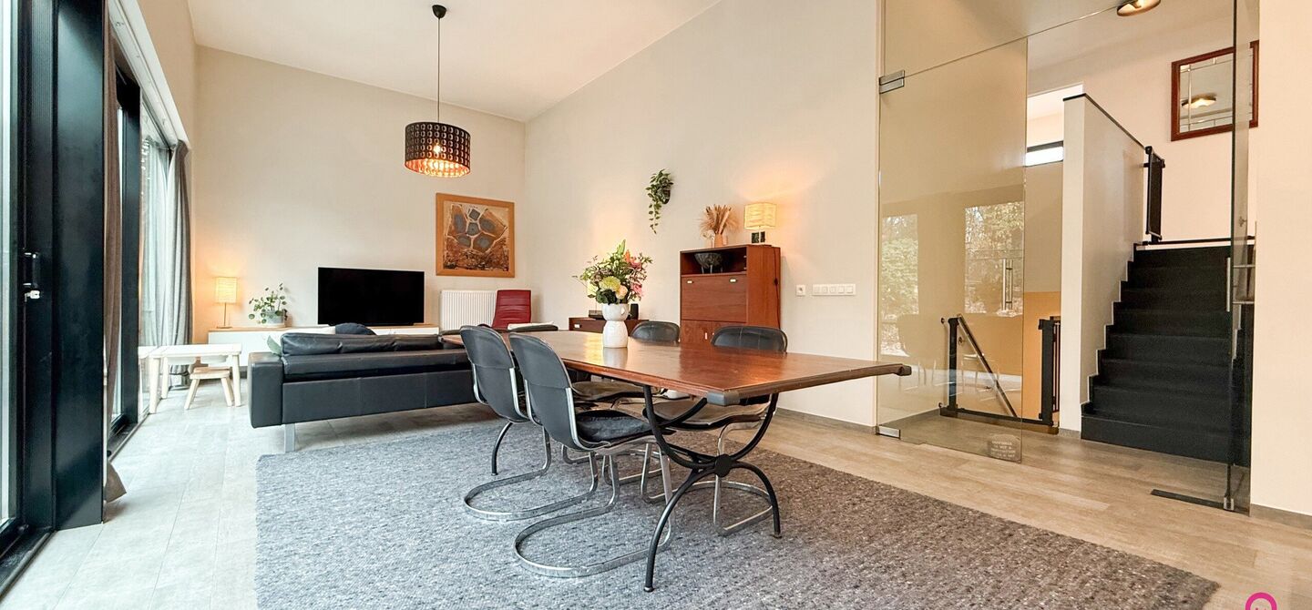 Bij ImmoFusion 7/7 &ldquo;open huis&rdquo; : klik op onze 3D-TOUR.
Ervaar vastgoed alsof je er zelf doorloopt!

Stap binnen in deze indrukwekkende halfopen bebouwing, quasi nieuw, gelegen in een rustige woonwijk van Beringen. Met een bewoonbare oppervlakte van 14