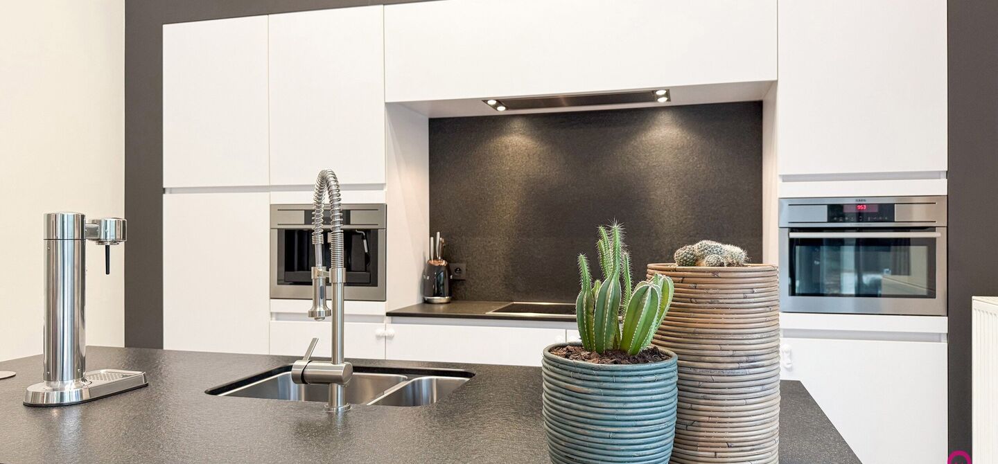 Bij ImmoFusion 7/7 &ldquo;open huis&rdquo; : klik op onze 3D-TOUR.
Ervaar vastgoed alsof je er zelf doorloopt!

Stap binnen in deze indrukwekkende halfopen bebouwing, quasi nieuw, gelegen in een rustige woonwijk van Beringen. Met een bewoonbare oppervlakte van 14