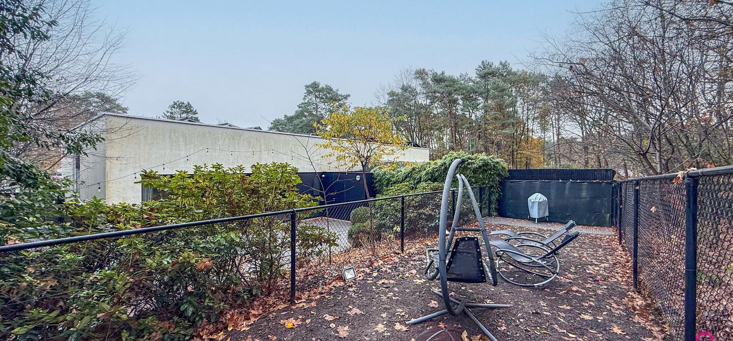 Bij ImmoFusion 7/7 &ldquo;open huis&rdquo; : klik op onze 3D-TOUR.
Ervaar vastgoed alsof je er zelf doorloopt!

Stap binnen in deze indrukwekkende halfopen bebouwing, quasi nieuw, gelegen in een rustige woonwijk van Beringen. Met een bewoonbare oppervlakte van 14
