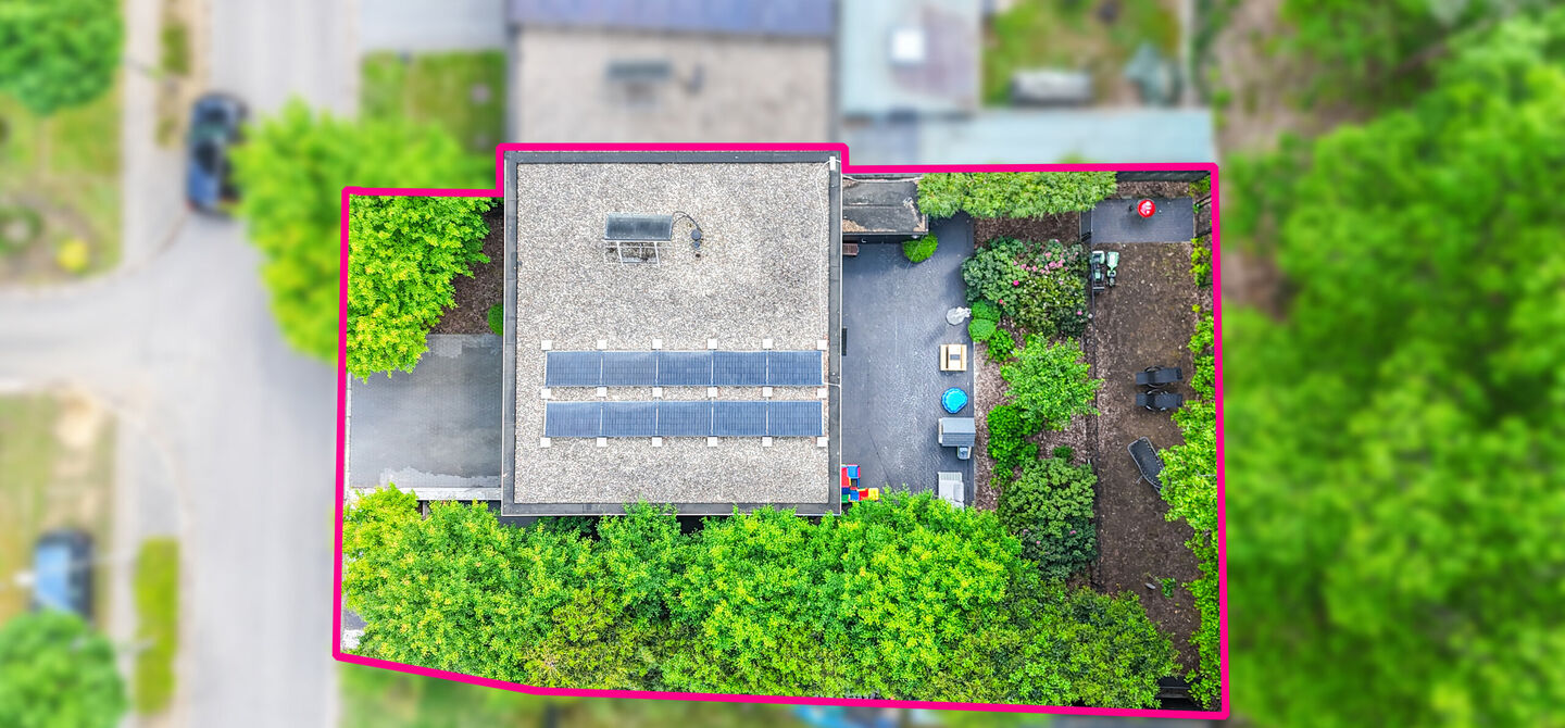 Bij ImmoFusion 7/7 “open huis” : klik op onze 3D-TOUR.
Ervaar vastgoed alsof je er zelf doorloopt!
Stap binnen in deze indrukwekkende halfopen bebouwing, quasi nieuw, gelegen in een rustige woonwijk van Beringen. Met een bewoonbare oppervlakte van 14