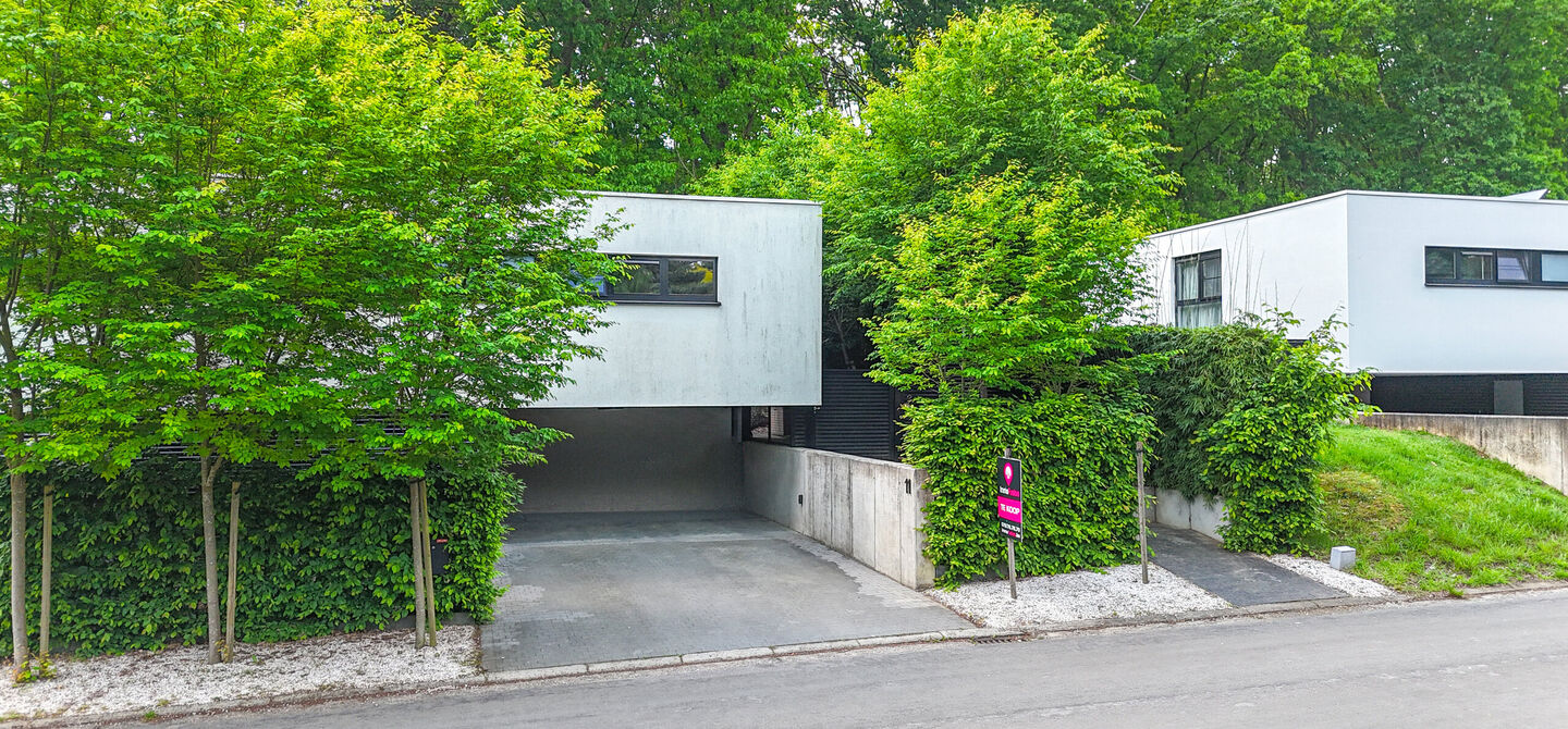 Bij ImmoFusion 7/7 “open huis” : klik op onze 3D-TOUR.
Ervaar vastgoed alsof je er zelf doorloopt!
Stap binnen in deze indrukwekkende halfopen bebouwing, quasi nieuw, gelegen in een rustige woonwijk van Beringen. Met een bewoonbare oppervlakte van 14