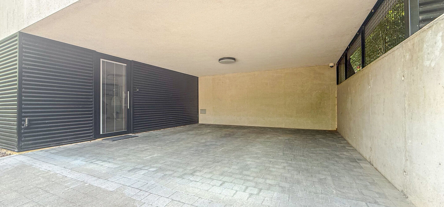 Bij ImmoFusion 7/7 “open huis” : klik op onze 3D-TOUR.
Ervaar vastgoed alsof je er zelf doorloopt!
Stap binnen in deze indrukwekkende halfopen bebouwing, quasi nieuw, gelegen in een rustige woonwijk van Beringen. Met een bewoonbare oppervlakte van 14