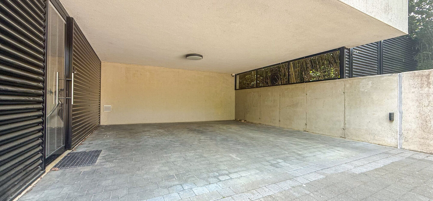 Bij ImmoFusion 7/7 “open huis” : klik op onze 3D-TOUR.
Ervaar vastgoed alsof je er zelf doorloopt!
Stap binnen in deze indrukwekkende halfopen bebouwing, quasi nieuw, gelegen in een rustige woonwijk van Beringen. Met een bewoonbare oppervlakte van 14