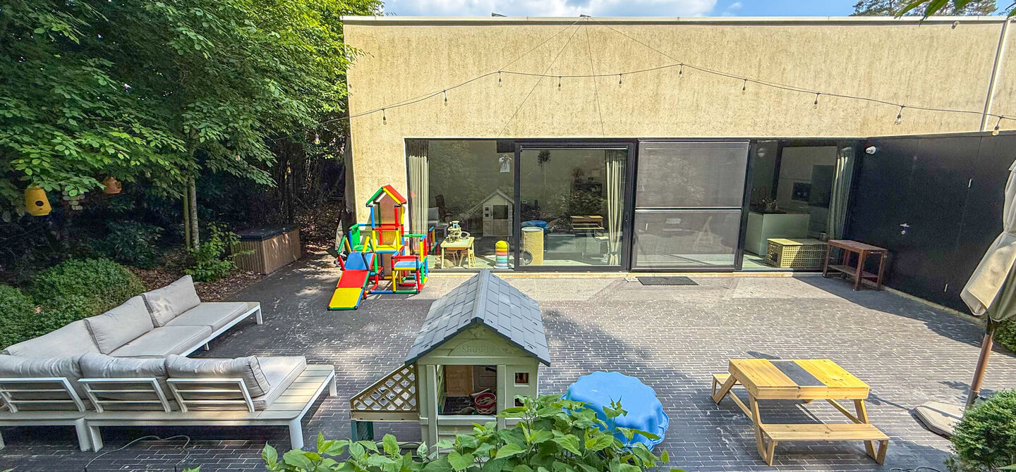 Bij ImmoFusion 7/7 “open huis” : klik op onze 3D-TOUR.
Ervaar vastgoed alsof je er zelf doorloopt!
Stap binnen in deze indrukwekkende halfopen bebouwing, quasi nieuw, gelegen in een rustige woonwijk van Beringen. Met een bewoonbare oppervlakte van 14