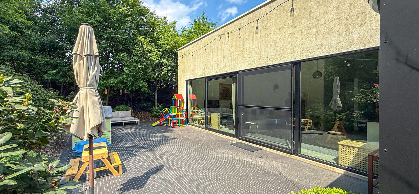 Bij ImmoFusion 7/7 “open huis” : klik op onze 3D-TOUR.
Ervaar vastgoed alsof je er zelf doorloopt!
Stap binnen in deze indrukwekkende halfopen bebouwing, quasi nieuw, gelegen in een rustige woonwijk van Beringen. Met een bewoonbare oppervlakte van 14