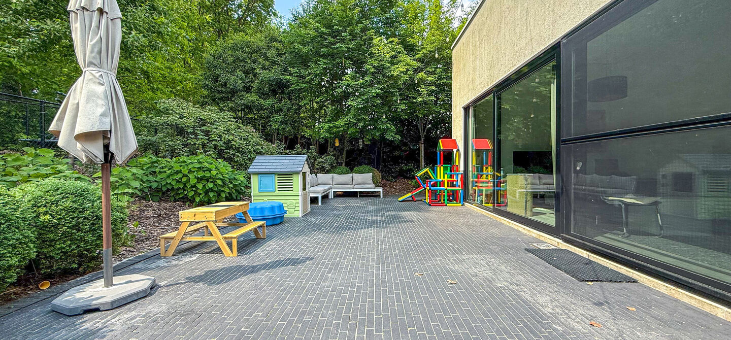 Bij ImmoFusion 7/7 “open huis” : klik op onze 3D-TOUR.
Ervaar vastgoed alsof je er zelf doorloopt!
Stap binnen in deze indrukwekkende halfopen bebouwing, quasi nieuw, gelegen in een rustige woonwijk van Beringen. Met een bewoonbare oppervlakte van 14