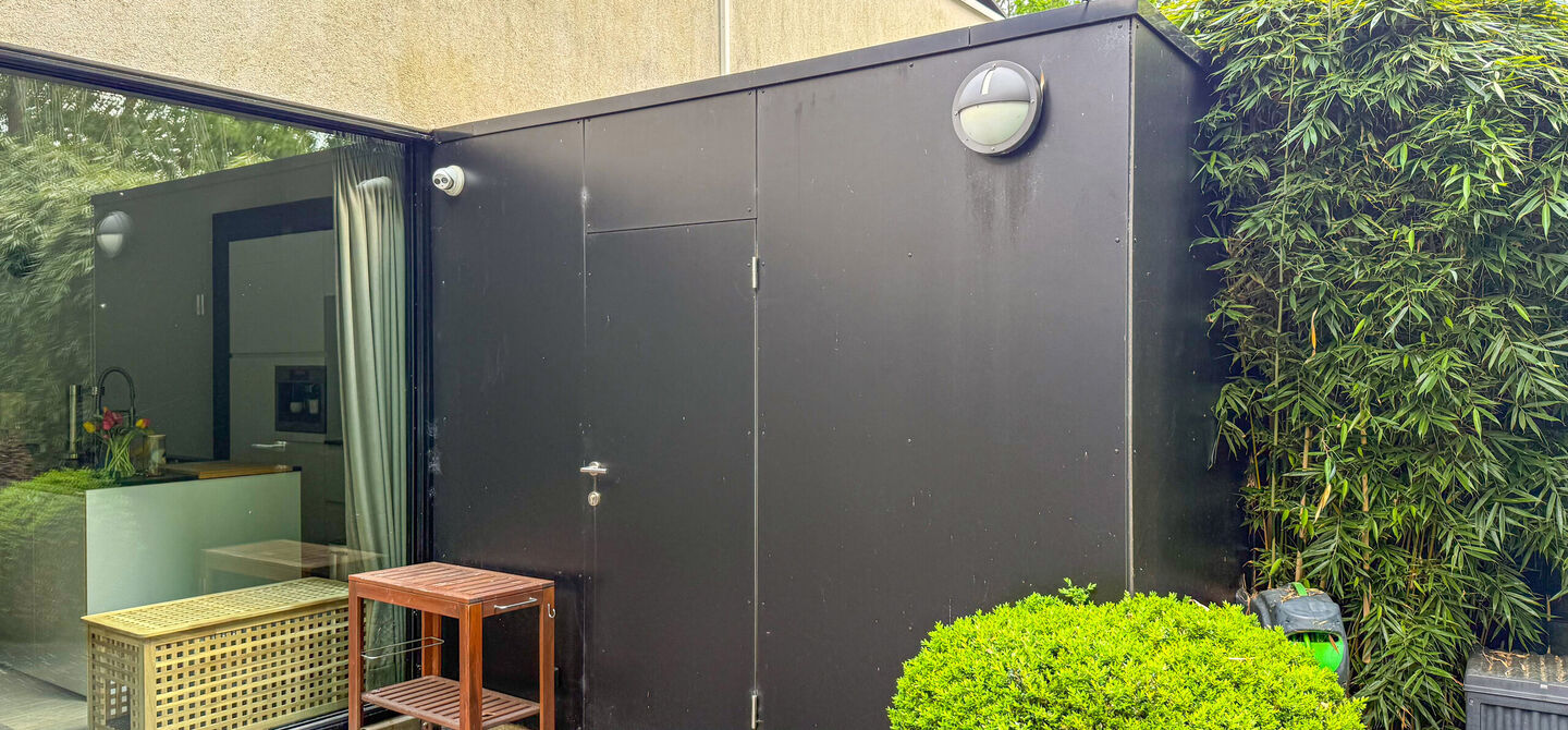 Bij ImmoFusion 7/7 “open huis” : klik op onze 3D-TOUR.
Ervaar vastgoed alsof je er zelf doorloopt!
Stap binnen in deze indrukwekkende halfopen bebouwing, quasi nieuw, gelegen in een rustige woonwijk van Beringen. Met een bewoonbare oppervlakte van 14