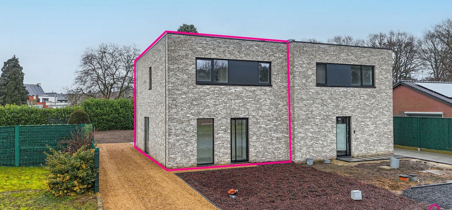 Bij ImmoFusion 7/7 “open huis” : klik op onze 3D-TOUR.
Ervaar vastgoed alsof je er zelf doorloopt!
Welkom in deze prachtige energiezuinige nieuwbouwwoning gelegen te Moestuinstraat 13A, 3582 Koersel (Heusden-Zolder). Deze moderne woning combineert ru