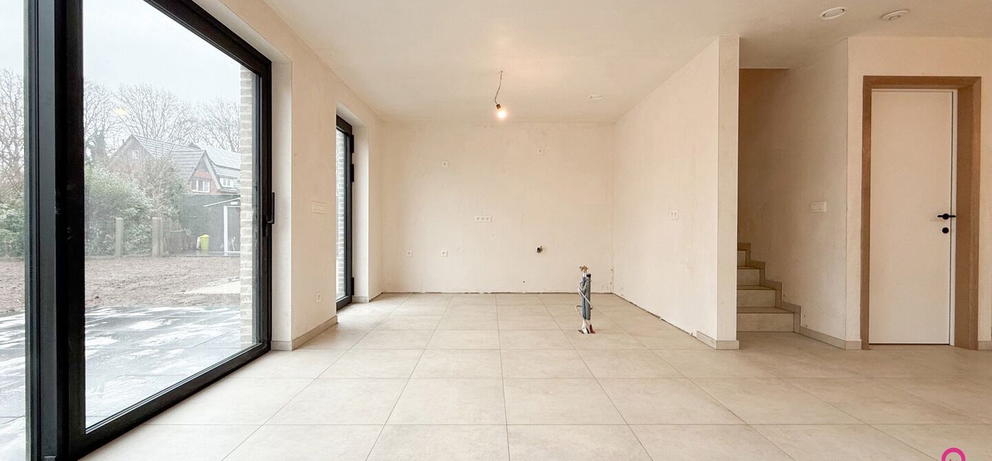 Bij ImmoFusion 7/7 “open huis” : klik op onze 3D-TOUR.
Ervaar vastgoed alsof je er zelf doorloopt!
Welkom in deze prachtige energiezuinige nieuwbouwwoning gelegen te Moestuinstraat 13A, 3582 Koersel (Heusden-Zolder). Deze moderne woning combineert ru