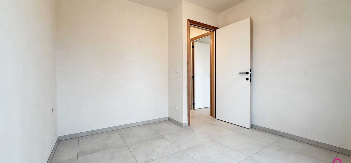 Bij ImmoFusion 7/7 “open huis” : klik op onze 3D-TOUR.
Ervaar vastgoed alsof je er zelf doorloopt!
Welkom in deze prachtige energiezuinige nieuwbouwwoning gelegen te Moestuinstraat 13A, 3582 Koersel (Heusden-Zolder). Deze moderne woning combineert ru