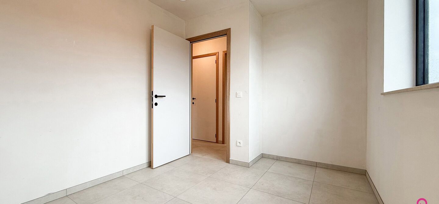 Bij ImmoFusion 7/7 “open huis” : klik op onze 3D-TOUR.
Ervaar vastgoed alsof je er zelf doorloopt!
Welkom in deze prachtige energiezuinige nieuwbouwwoning gelegen te Moestuinstraat 13A, 3582 Koersel (Heusden-Zolder). Deze moderne woning combineert ru