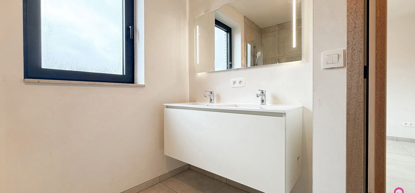 Bij ImmoFusion 7/7 “open huis” : klik op onze 3D-TOUR.
Ervaar vastgoed alsof je er zelf doorloopt!
Welkom in deze prachtige energiezuinige nieuwbouwwoning gelegen te Moestuinstraat 13A, 3582 Koersel (Heusden-Zolder). Deze moderne woning combineert ru
