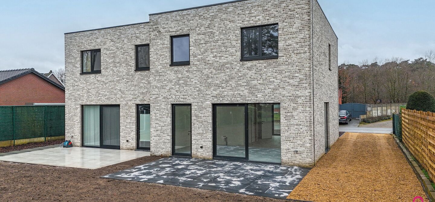 Bij ImmoFusion 7/7 “open huis” : klik op onze 3D-TOUR.
Ervaar vastgoed alsof je er zelf doorloopt!
Welkom in deze prachtige energiezuinige nieuwbouwwoning gelegen te Moestuinstraat 13A, 3582 Koersel (Heusden-Zolder). Deze moderne woning combineert ru