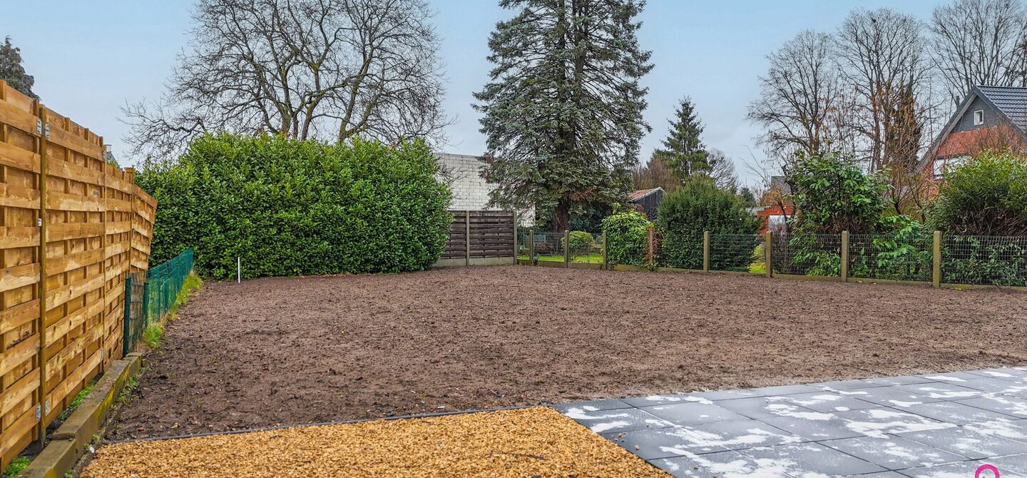Bij ImmoFusion 7/7 “open huis” : klik op onze 3D-TOUR.
Ervaar vastgoed alsof je er zelf doorloopt!
Welkom in deze prachtige energiezuinige nieuwbouwwoning gelegen te Moestuinstraat 13A, 3582 Koersel (Heusden-Zolder). Deze moderne woning combineert ru