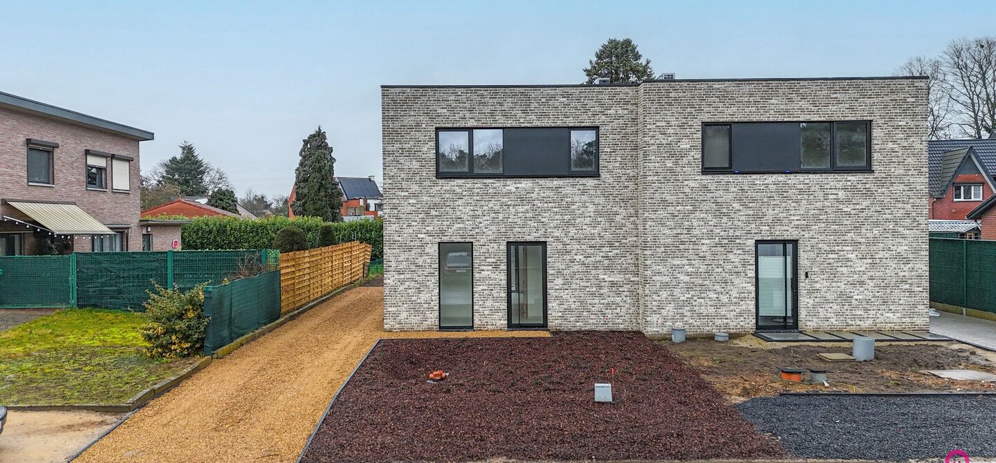 Bij ImmoFusion 7/7 “open huis” : klik op onze 3D-TOUR.
Ervaar vastgoed alsof je er zelf doorloopt!
Welkom in deze prachtige energiezuinige nieuwbouwwoning gelegen te Moestuinstraat 13A, 3582 Koersel (Heusden-Zolder). Deze moderne woning combineert ru