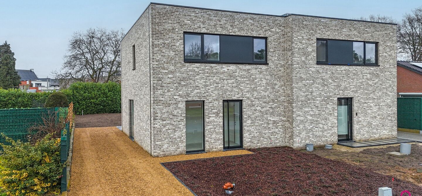 Bij ImmoFusion 7/7 “open huis” : klik op onze 3D-TOUR.
Ervaar vastgoed alsof je er zelf doorloopt!
Welkom in deze prachtige energiezuinige nieuwbouwwoning gelegen te Moestuinstraat 13A, 3582 Koersel (Heusden-Zolder). Deze moderne woning combineert ru