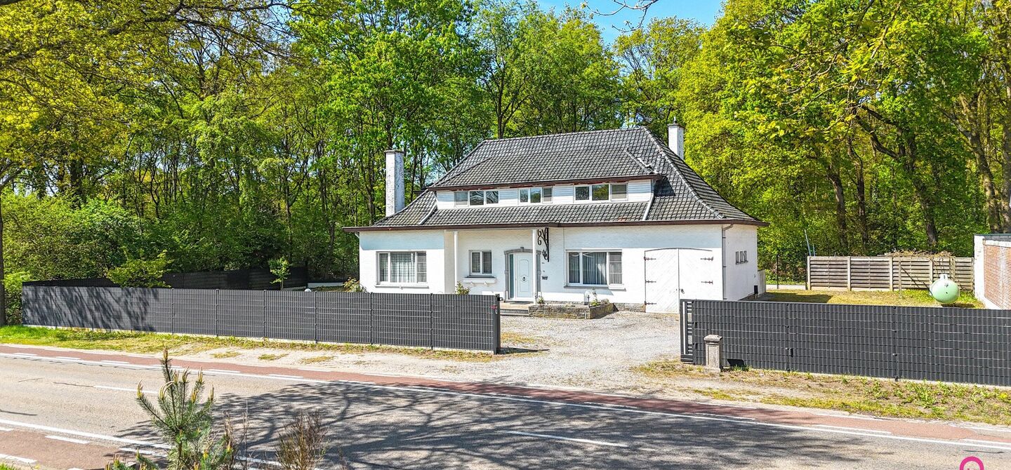 Bij ImmoFusion 7/7 “open huis” : klik op onze 3D-TOUR.
Ervaar vastgoed alsof je er zelf doorloopt!
Welkom in deze verrassend ruime open bebouwing gelegen op een uitstekende locatie langs de Heppensesteenweg in Beringen. Met maar liefst 328m² bewoonb