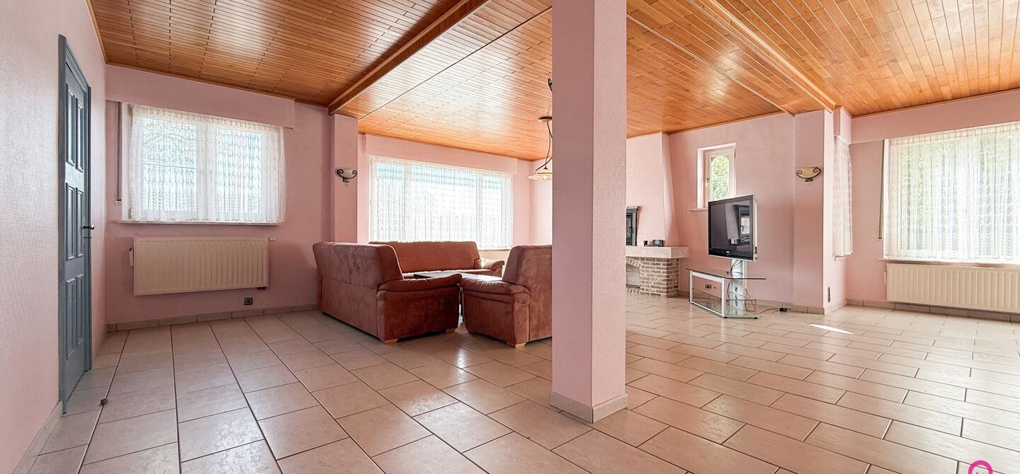Bij ImmoFusion 7/7 “open huis” : klik op onze 3D-TOUR.
Ervaar vastgoed alsof je er zelf doorloopt!
Welkom in deze verrassend ruime open bebouwing gelegen op een uitstekende locatie langs de Heppensesteenweg in Beringen. Met maar liefst 328m² bewoonb
