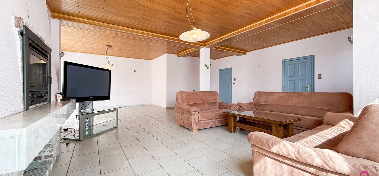 Bij ImmoFusion 7/7 “open huis” : klik op onze 3D-TOUR.
Ervaar vastgoed alsof je er zelf doorloopt!
Welkom in deze verrassend ruime open bebouwing gelegen op een uitstekende locatie langs de Heppensesteenweg in Beringen. Met maar liefst 328m² bewoonb