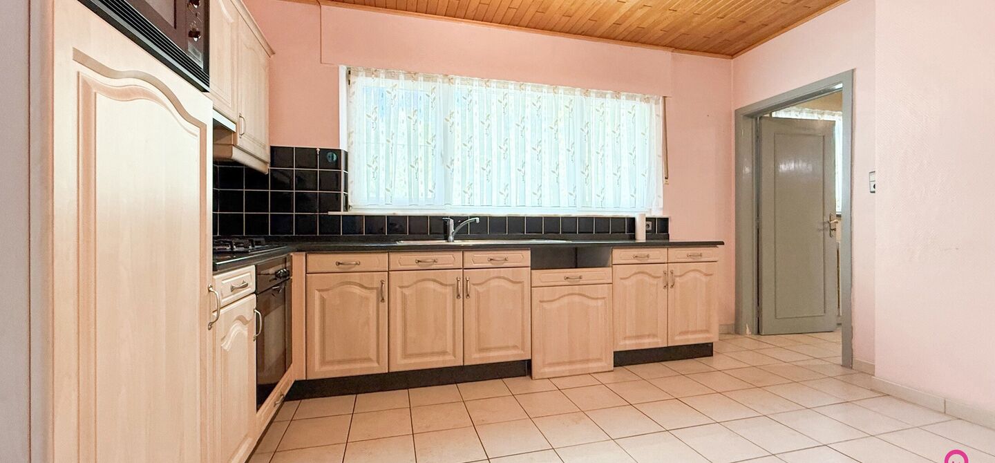 Bij ImmoFusion 7/7 “open huis” : klik op onze 3D-TOUR.
Ervaar vastgoed alsof je er zelf doorloopt!
Welkom in deze verrassend ruime open bebouwing gelegen op een uitstekende locatie langs de Heppensesteenweg in Beringen. Met maar liefst 328m² bewoonb