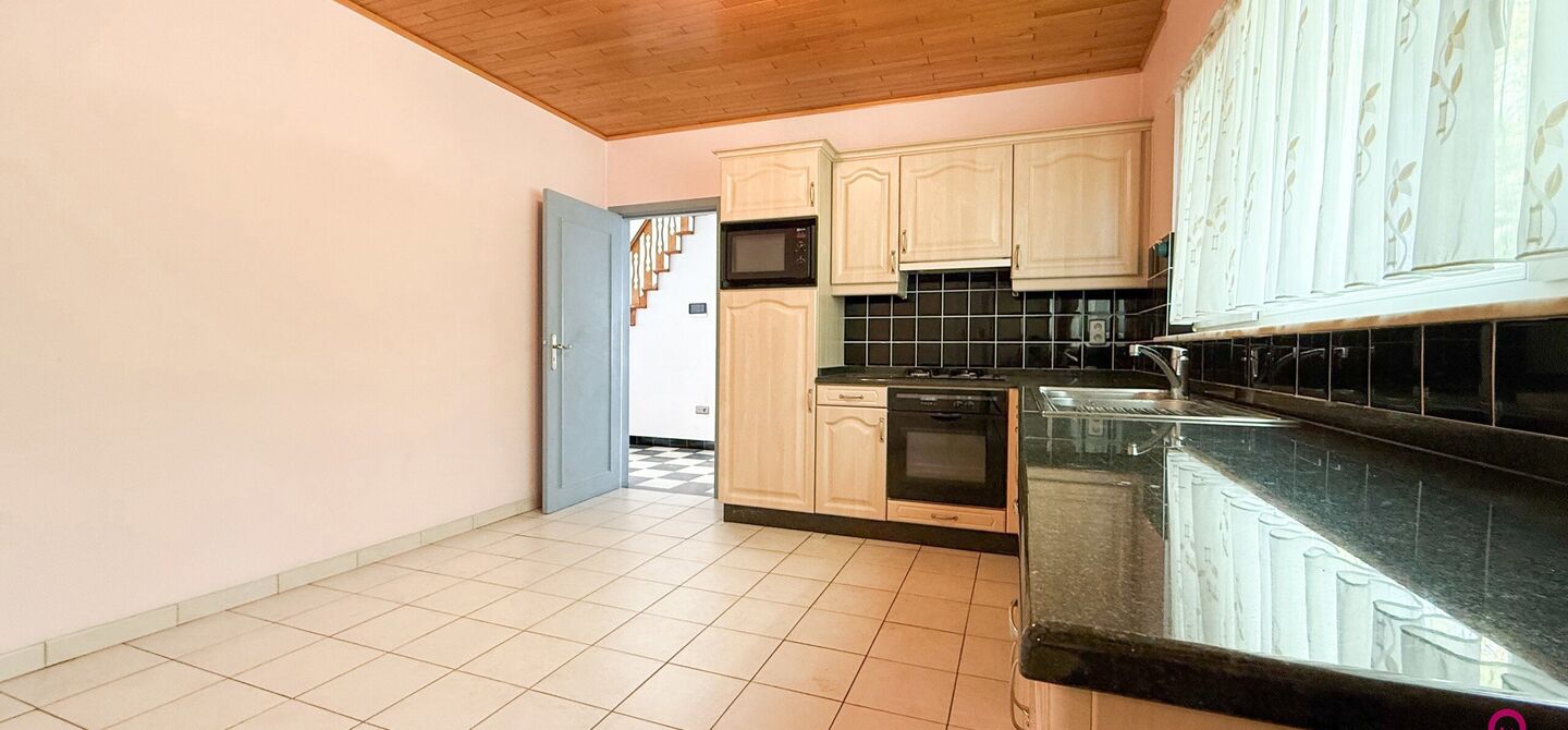 Bij ImmoFusion 7/7 “open huis” : klik op onze 3D-TOUR.
Ervaar vastgoed alsof je er zelf doorloopt!
Welkom in deze verrassend ruime open bebouwing gelegen op een uitstekende locatie langs de Heppensesteenweg in Beringen. Met maar liefst 328m² bewoonb