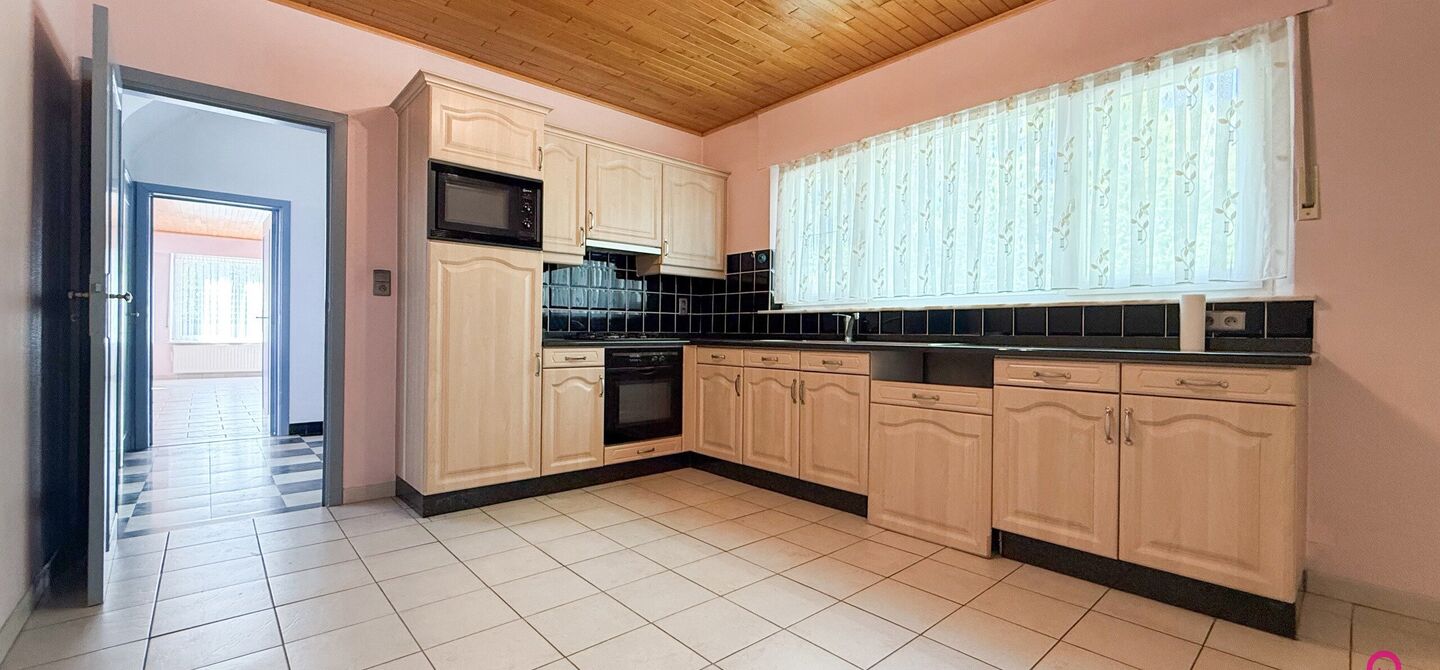 Bij ImmoFusion 7/7 “open huis” : klik op onze 3D-TOUR.
Ervaar vastgoed alsof je er zelf doorloopt!
Welkom in deze verrassend ruime open bebouwing gelegen op een uitstekende locatie langs de Heppensesteenweg in Beringen. Met maar liefst 328m² bewoonb