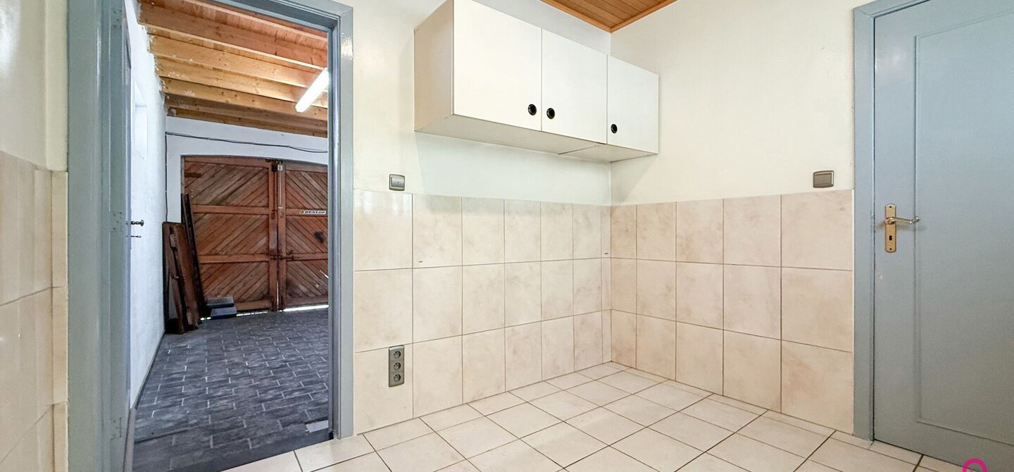 Bij ImmoFusion 7/7 “open huis” : klik op onze 3D-TOUR.
Ervaar vastgoed alsof je er zelf doorloopt!
Welkom in deze verrassend ruime open bebouwing gelegen op een uitstekende locatie langs de Heppensesteenweg in Beringen. Met maar liefst 328m² bewoonb
