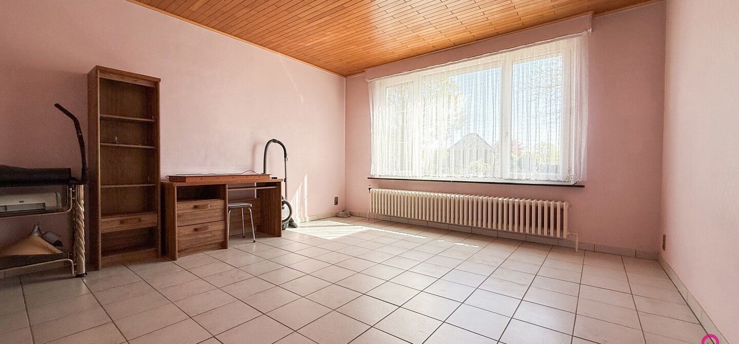 Bij ImmoFusion 7/7 “open huis” : klik op onze 3D-TOUR.
Ervaar vastgoed alsof je er zelf doorloopt!
Welkom in deze verrassend ruime open bebouwing gelegen op een uitstekende locatie langs de Heppensesteenweg in Beringen. Met maar liefst 328m² bewoonb