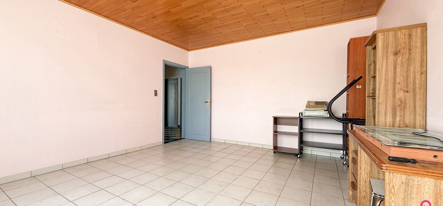 Bij ImmoFusion 7/7 “open huis” : klik op onze 3D-TOUR.
Ervaar vastgoed alsof je er zelf doorloopt!
Welkom in deze verrassend ruime open bebouwing gelegen op een uitstekende locatie langs de Heppensesteenweg in Beringen. Met maar liefst 328m² bewoonb