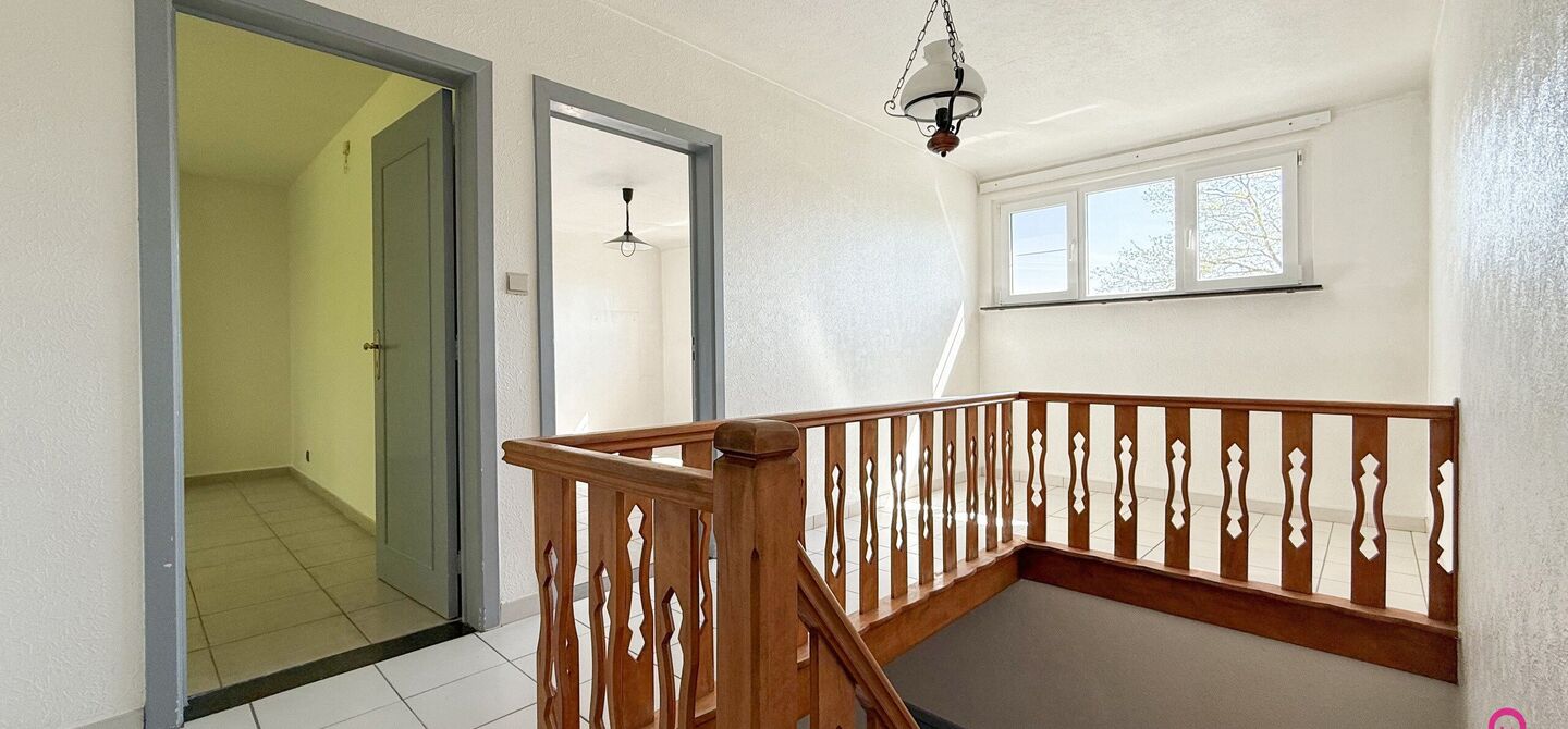 Bij ImmoFusion 7/7 “open huis” : klik op onze 3D-TOUR.
Ervaar vastgoed alsof je er zelf doorloopt!
Welkom in deze verrassend ruime open bebouwing gelegen op een uitstekende locatie langs de Heppensesteenweg in Beringen. Met maar liefst 328m² bewoonb